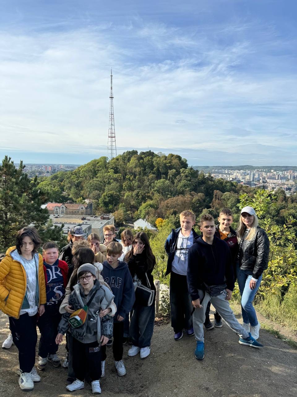 На зображенні може бути: 8 людей та Сидіння Артура