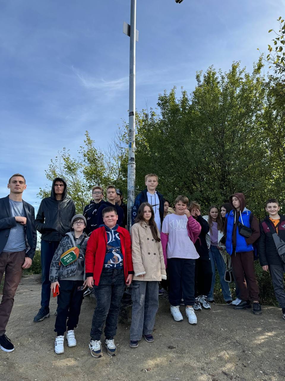 На зображенні може бути: 12 людей та дерево