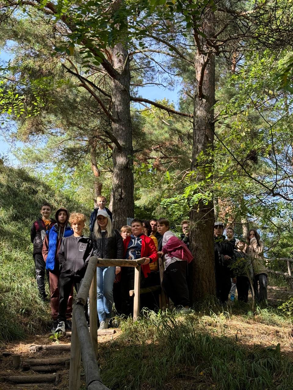 На зображенні може бути: 7 людей та дерево