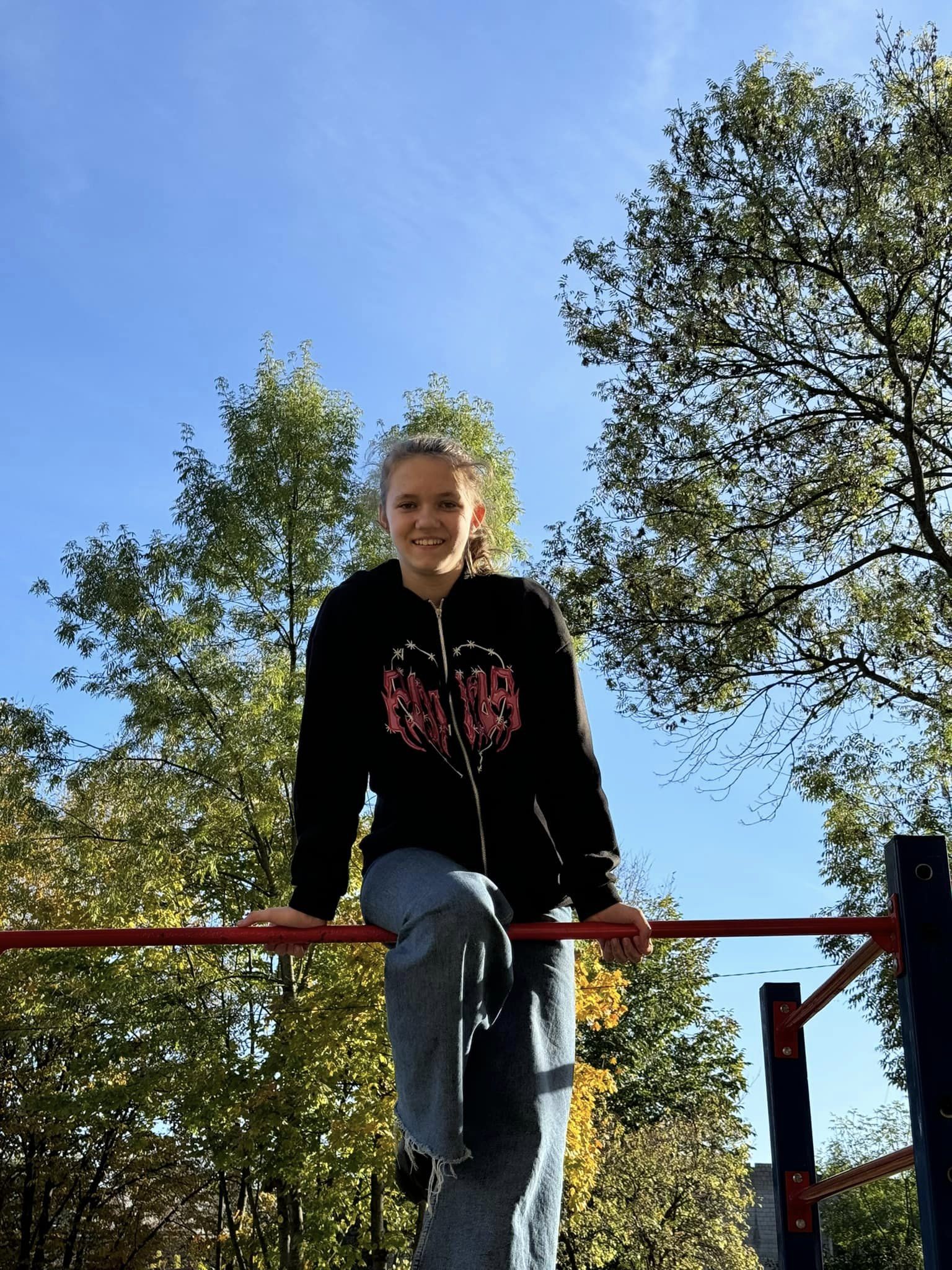 На зображенні може бути: 1 особа, усміхається, батут та трава