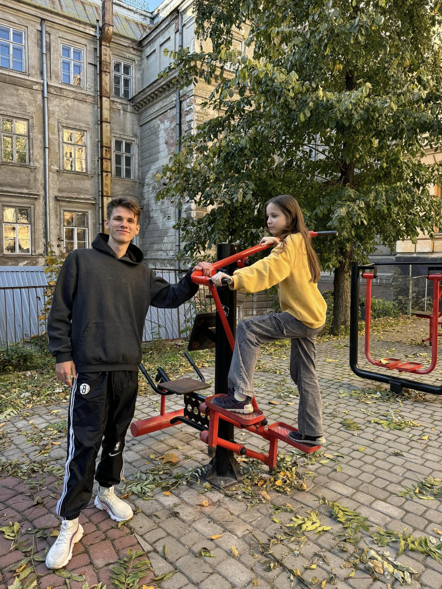 На зображенні може бути: 2 людини, сеґвей та скутер