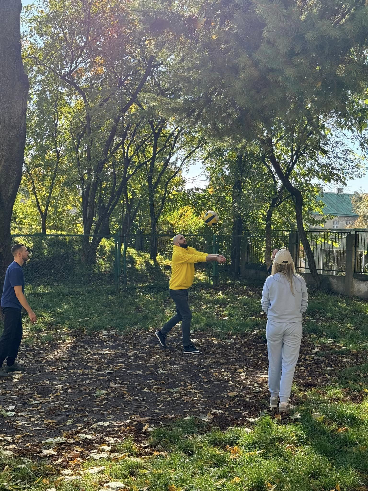 На зображенні може бути: 3 людини