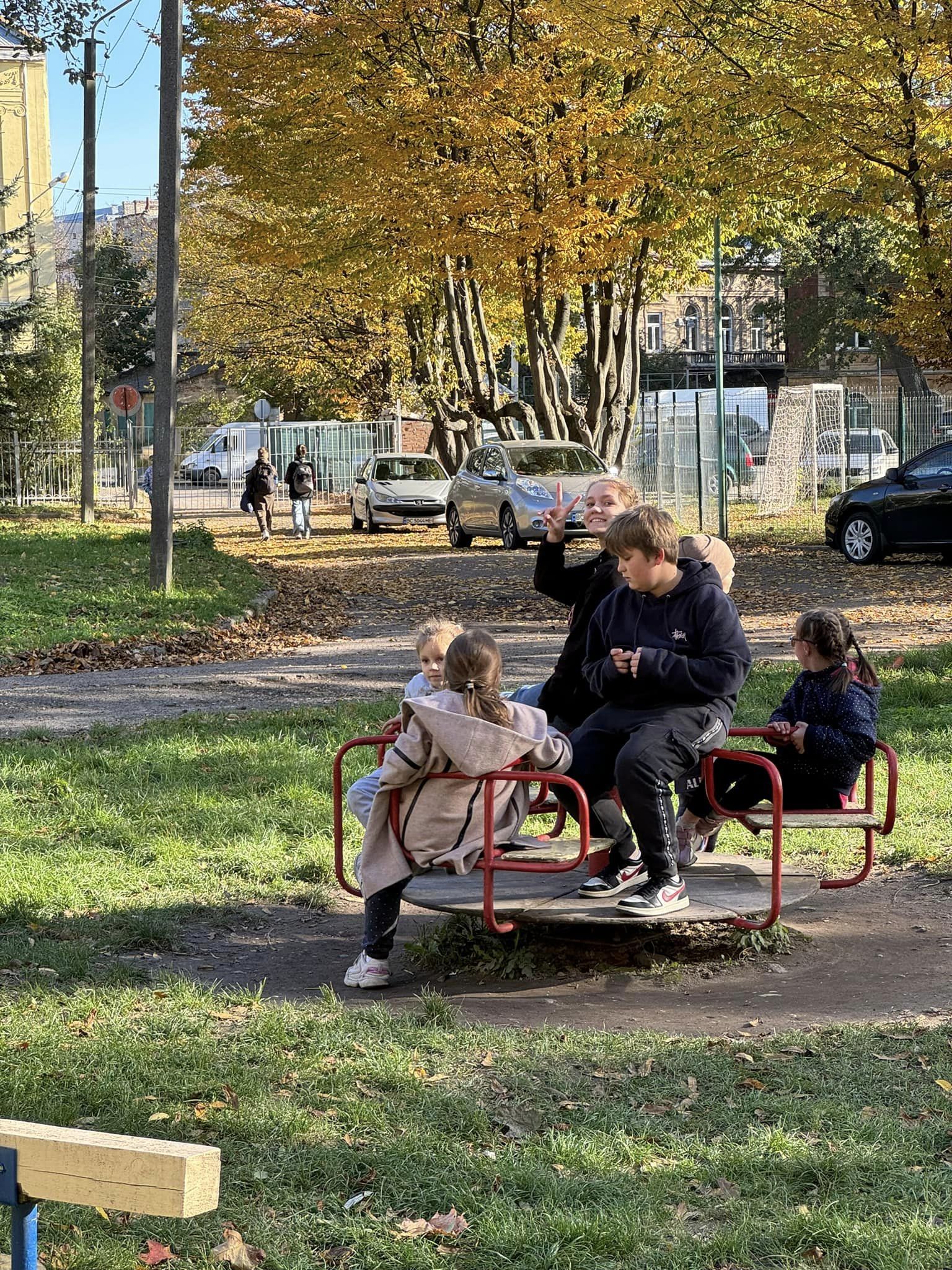 На зображенні може бути: 5 людей, вулиця та трава
