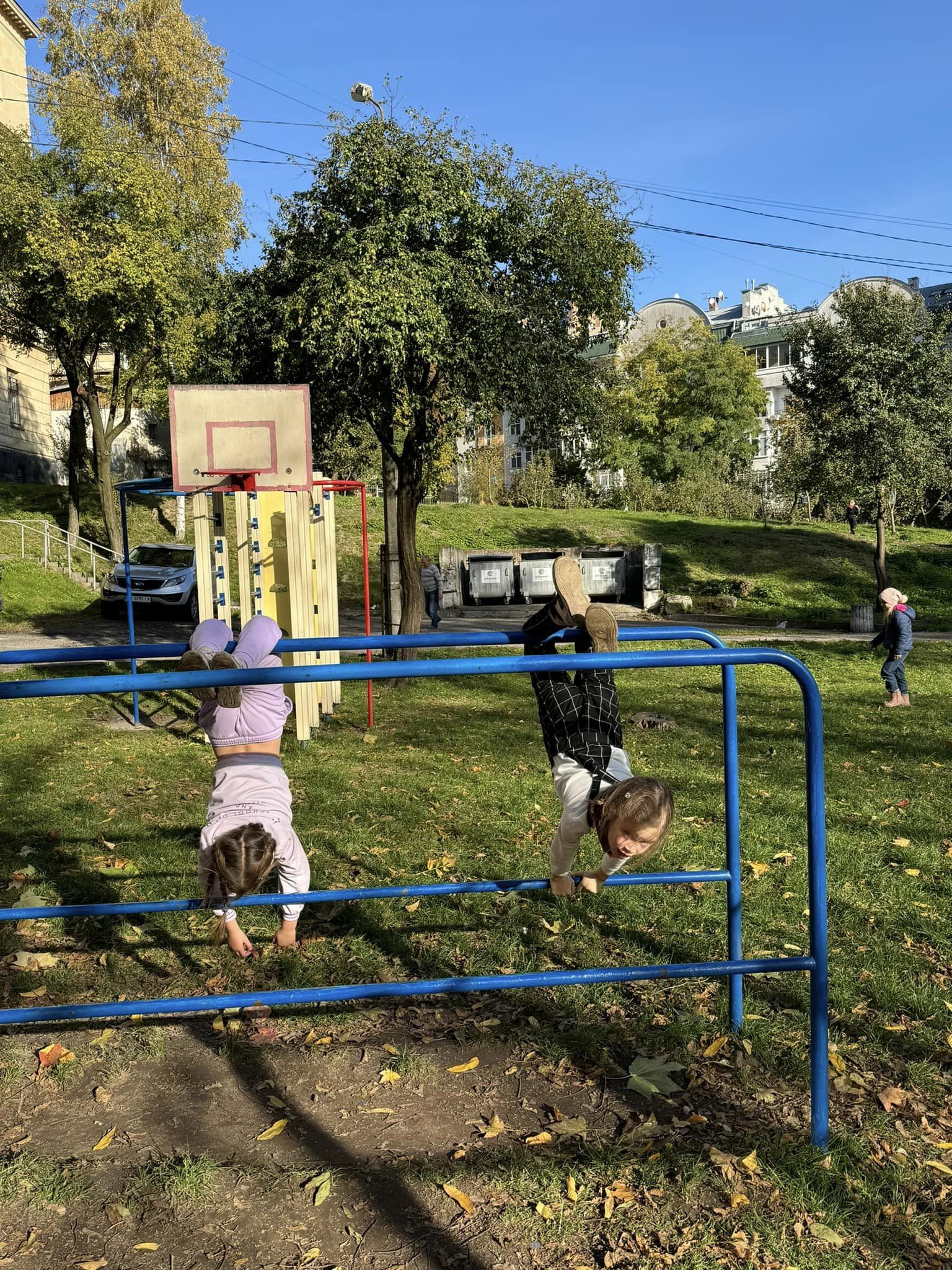 На зображенні може бути: 3 людини, люди грають у баскетбол та батут