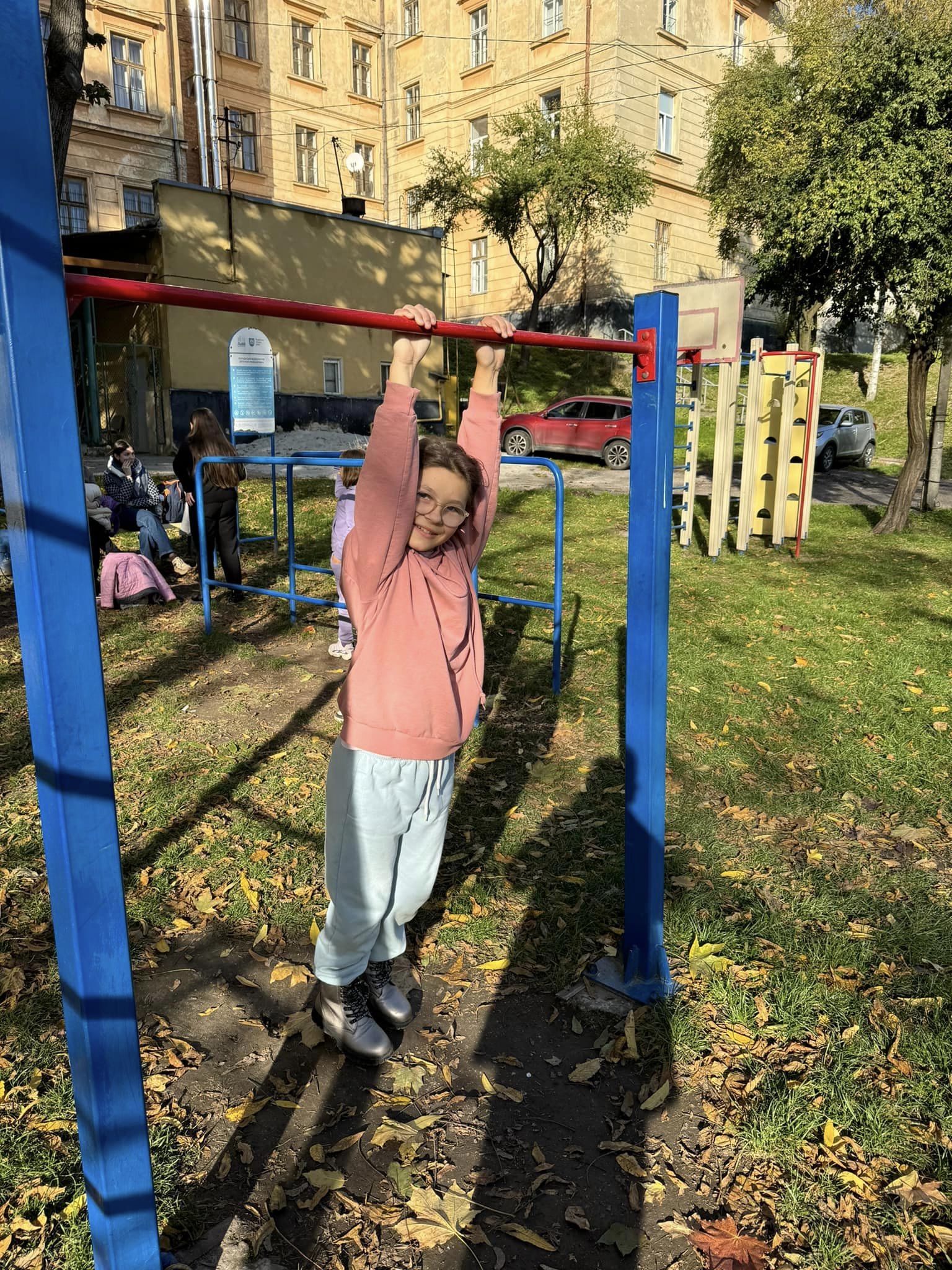 На зображенні може бути: 3 людини