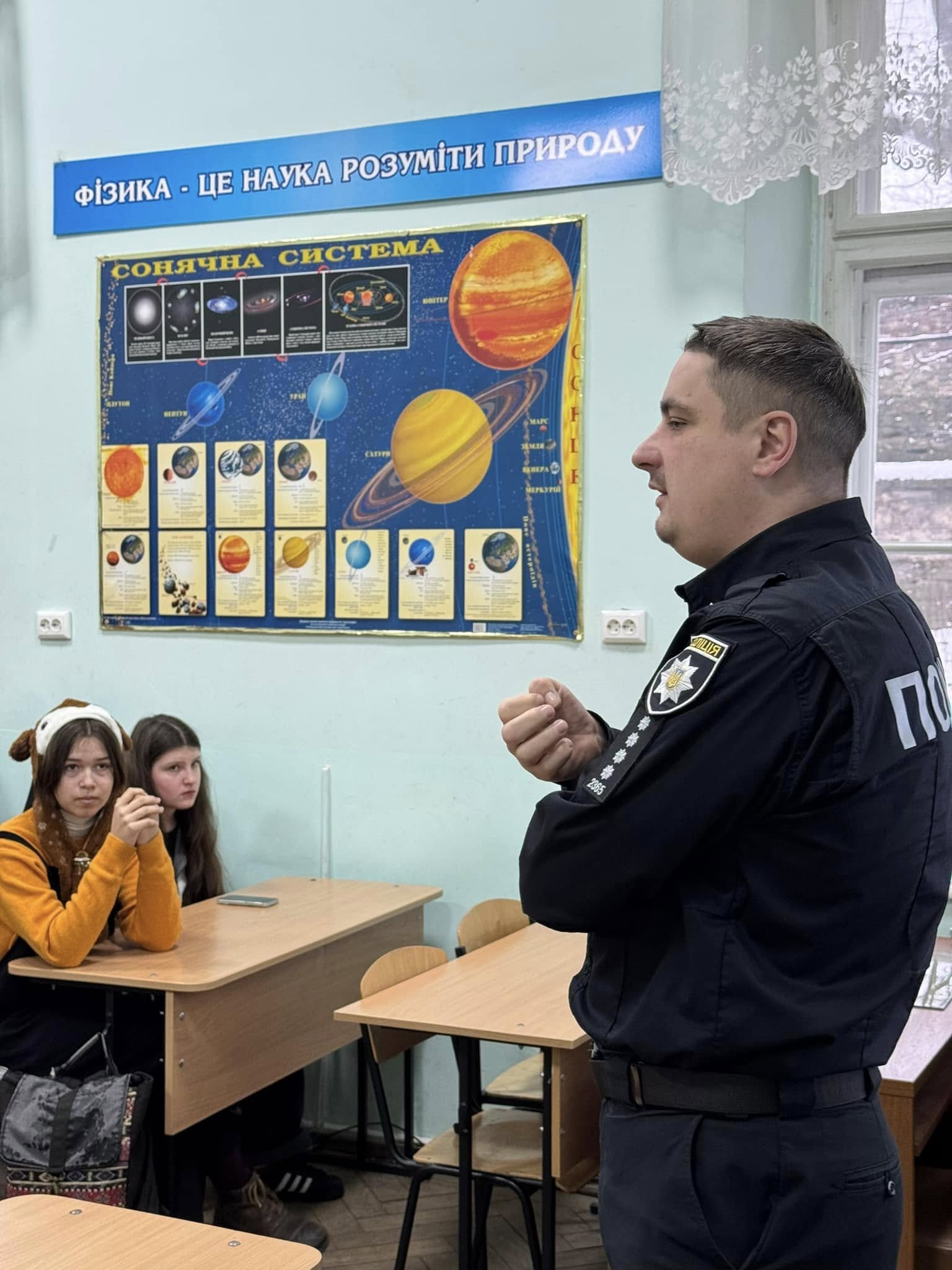 На зображенні може бути: 3 людини та текст