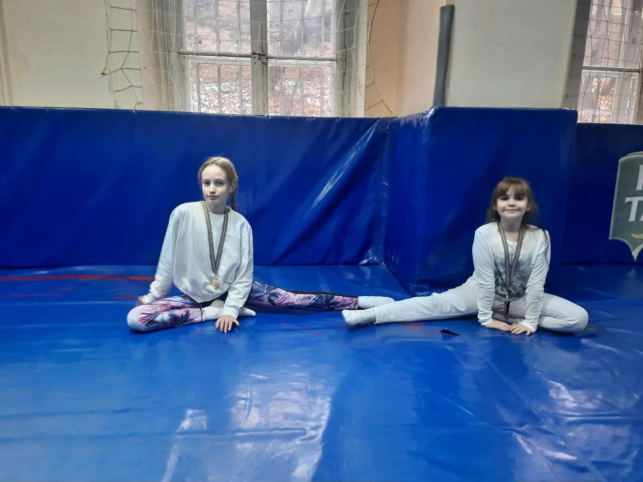 На зображенні може бути: 2 людини, люди займаються йогою та люди займаються бойовими мистецтвами