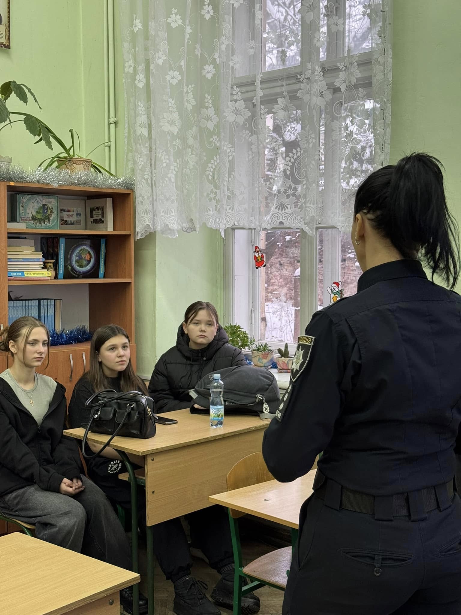 На зображенні може бути: 3 людини та люди навчаються